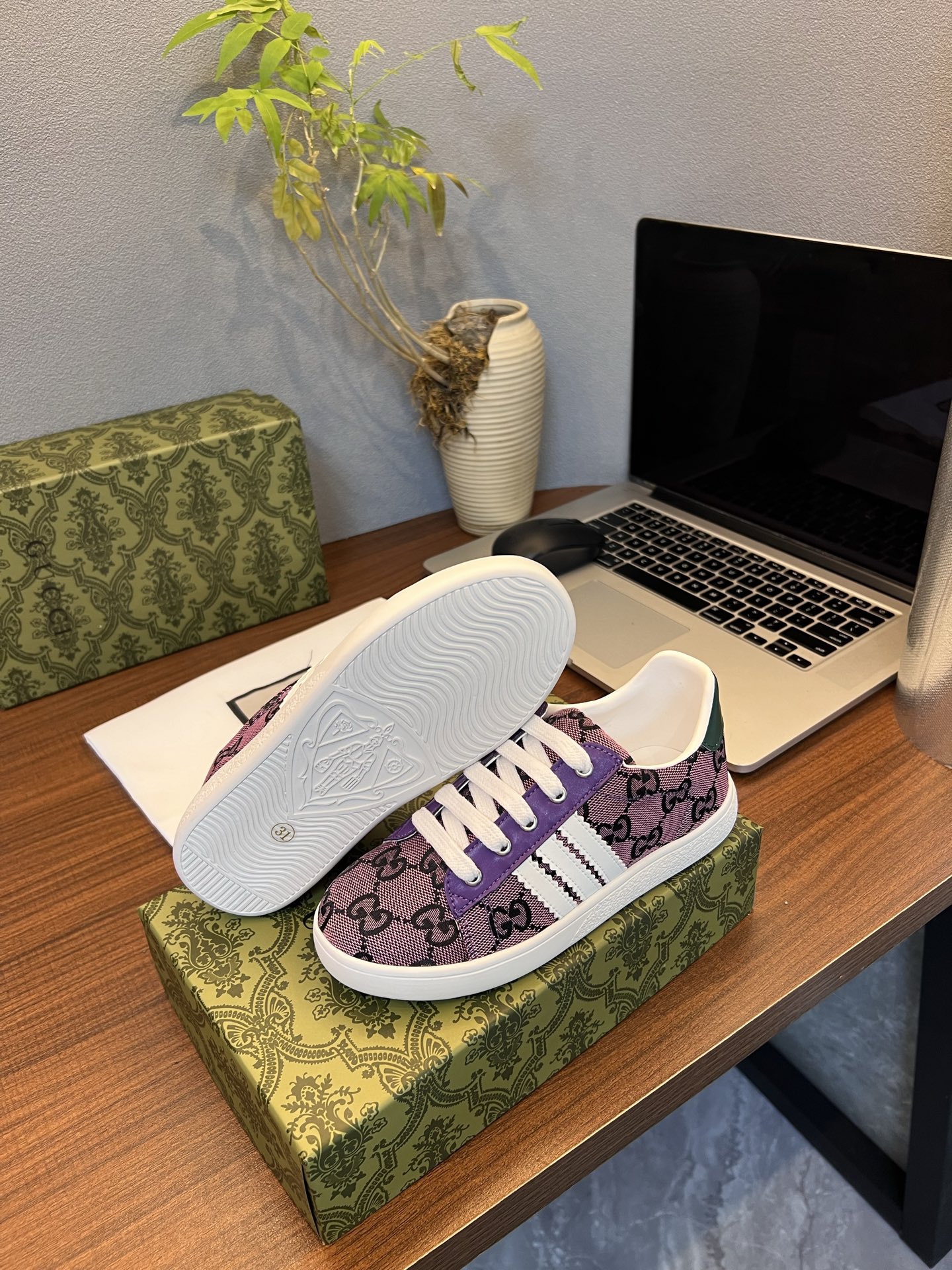 Children's shoes child